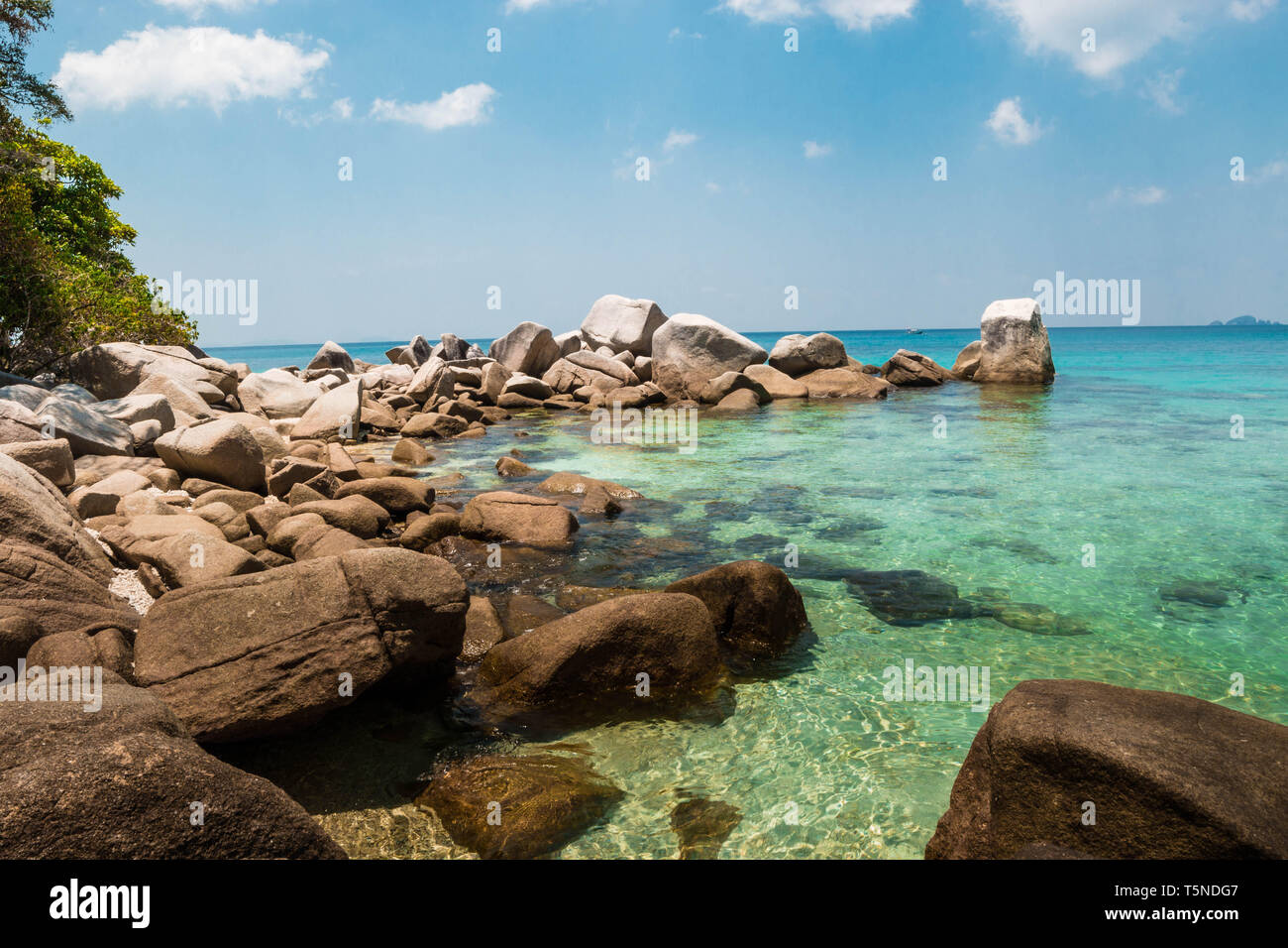 Tropischen Strand im Sommer verlassen. Idyllische Wasser zu Schnorcheln. Turtle Beach (Malaysia) Stockfoto