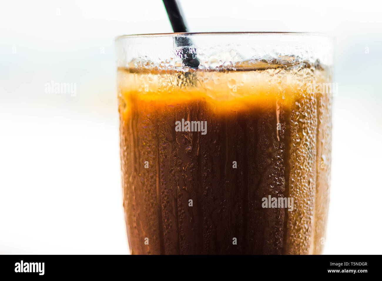 Eiskaffee oder Cafe Latte in einer Schale auf weißem Hintergrund Stockfoto