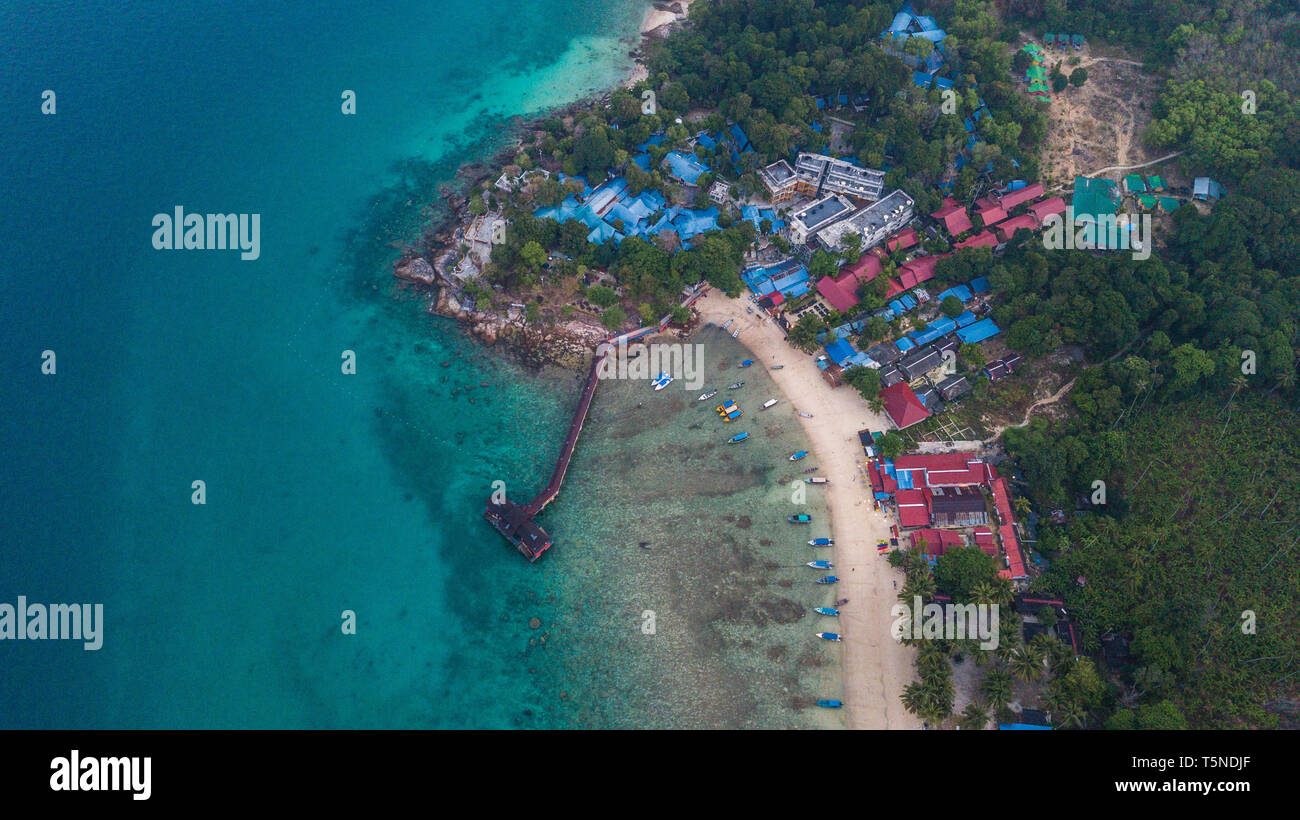 Luftaufnahme von einer wunderschönen tropischen Strand mit einigen Resorts in den Sonnenaufgang. Perhentian Island, Malaysia Stockfoto