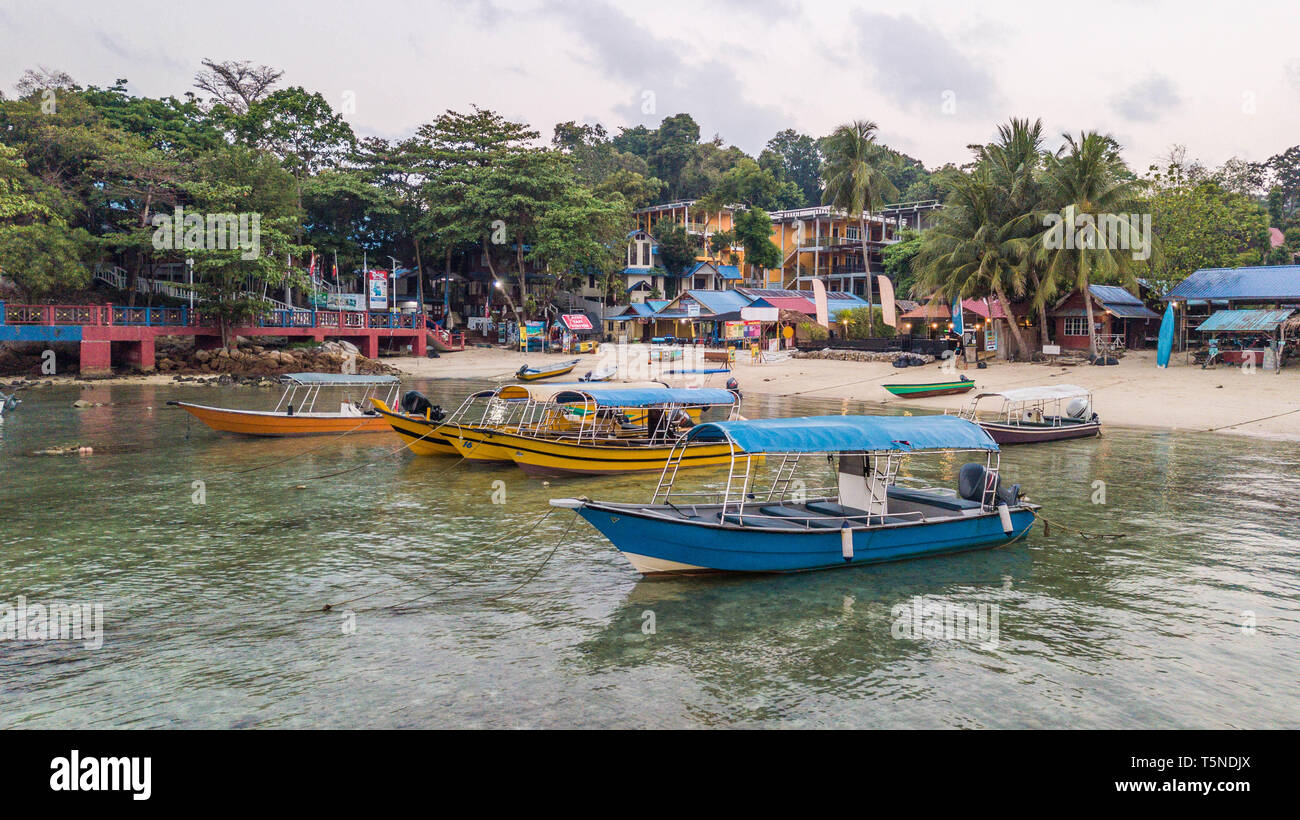 Malaysische Boote vor einem tropischen Strand in Pulau Perhentian Kecil in Malaysia. Romantisches Reiseziel für Paare im Sommer Stockfoto