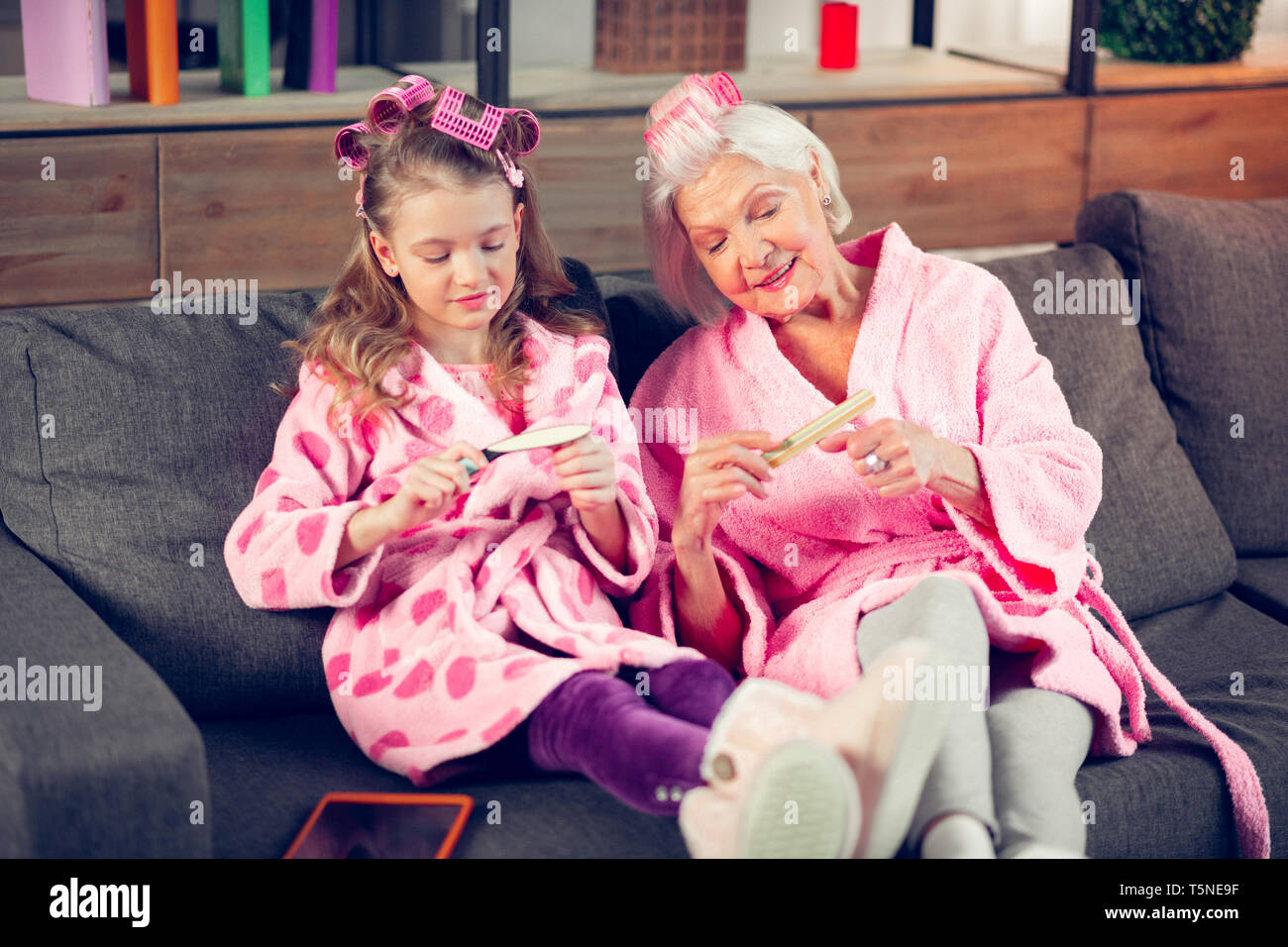 Großmutter und Enkelin mit Nagelfeilen in Beauty Day Stockfoto