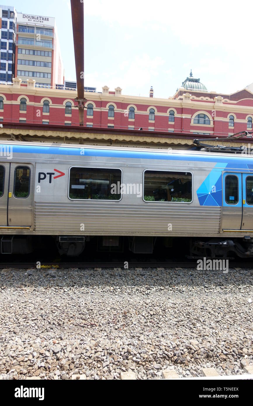 Die U-Bahn am Bahnhof Flinders Street, Melbourne, Victoria, Australien Stockfoto