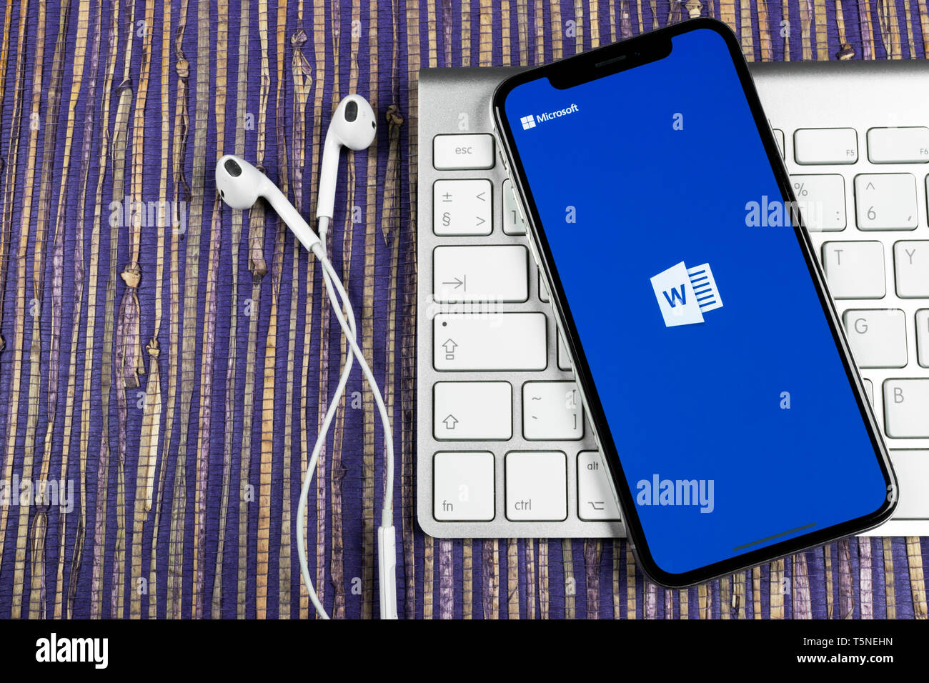 Sankt-Petersburg, Russland, 10. Februar 2019: Microsoft Word Symbol auf Apple iPhone X-close-up. Microsoft Office Word Symbol. Microsoft Stockfoto
