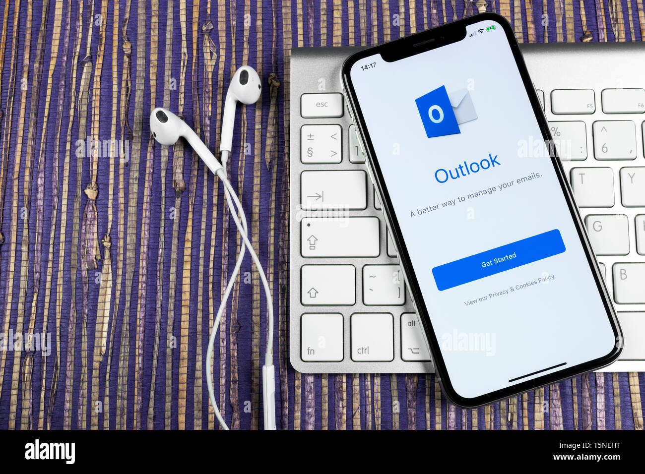 Sankt-Petersburg, Russland, 10. Februar 2019: Microsoft Outlook office Symbol auf Apple iPhone X-close-up. Microsoft Outlook Symbol der App. Stockfoto