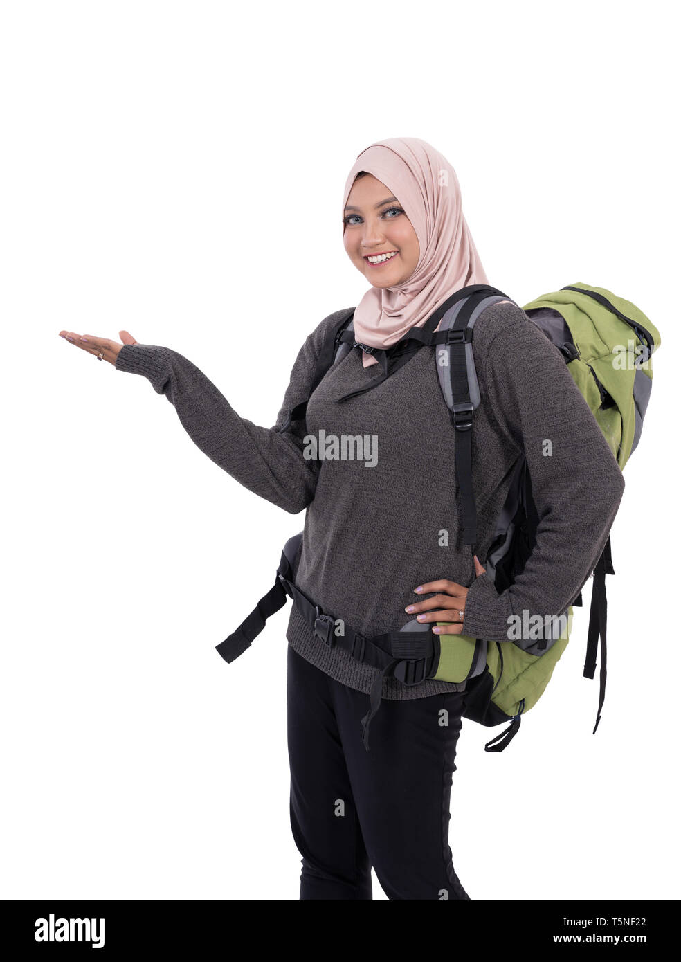Lächelnd asiatische Frau Backpacker präsentieren copyspace Stockfoto Lächelnd asiatische Frau Backpacker präsentieren copyspace Stockfoto