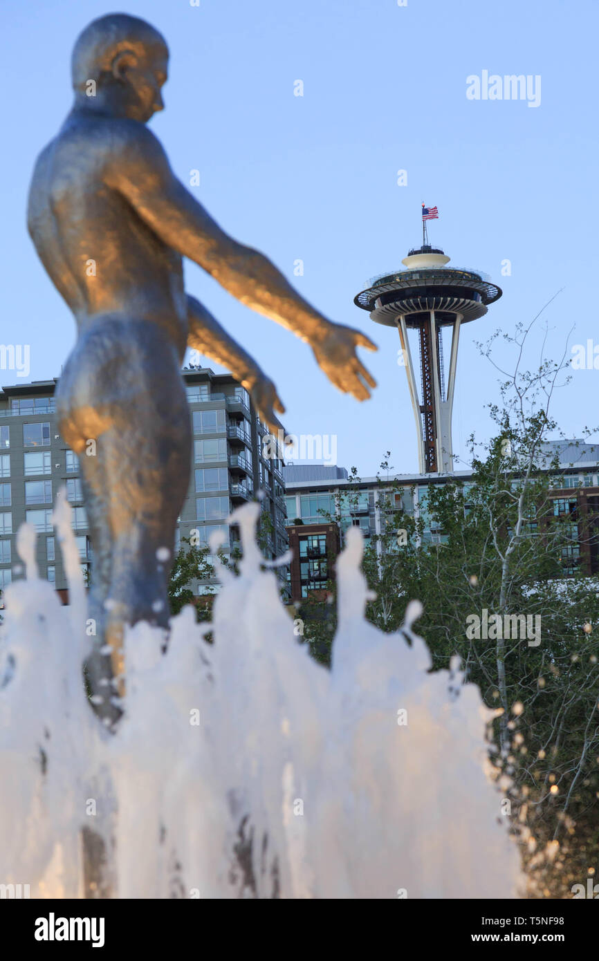 Mit Blick auf die Space Needle von der Website von "Vater und Sohn" von Louise Bourgeois an Olympic Sculpture Park angelegt. Seattle. USA. Stockfoto