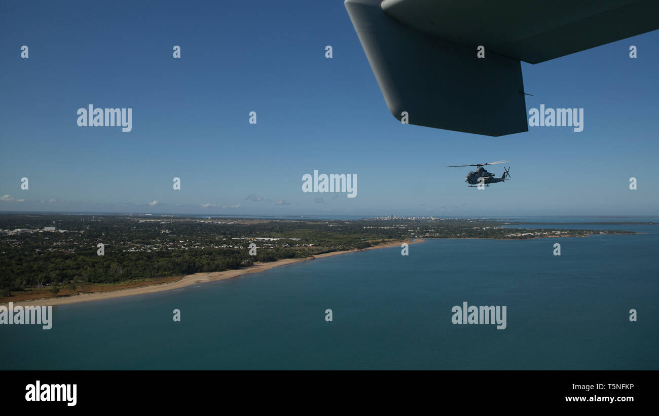Us-Marines mit dem Aviation Combat Element, Marine Drehkraft - Darwin, Durchführung einer Überführung, während das Anzac Day Parade, Darwin, Australien, 25. April 2019. Anzac Day ist eine Zeit, über den Beitrag von Vergangenheit und Gegenwart Servicepersonal, die großen Mut, Disziplin angezeigt haben zu reflektieren, und Selbstaufopferung bei der Wahl Leben im Dienst für ihr Land. (U.S. Marine Corps Foto: Staff Sgt. Jordan E. Gilbert) Stockfoto