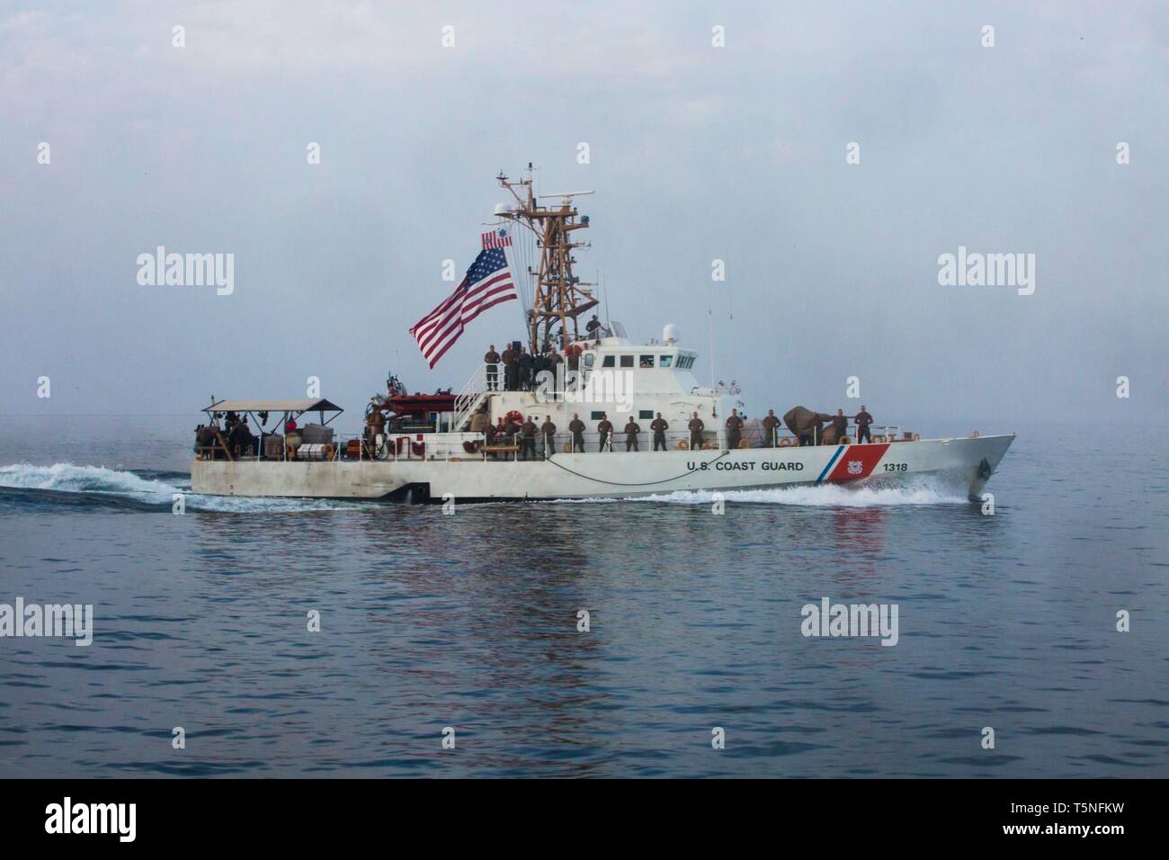 190423-A-YD 127-1137 arabischen Golf (23. April 2019) der Insel-Klasse Patrouillenboot USCGC Baranof (WPB 1318) die Durchfuhr den Arabischen Golf. Baranof ist Vorwärts - in die USA 5 Flotte Bereich der Maßnahmen zur Unterstützung der Marine im Einsatz für die Stabilität und Sicherheit in der Region zu gewährleisten und verbindet das Mittelmeer und den Pazifischen Raum durch den westlichen Indischen Ozean und drei strategischen Punkten ersticken. (U.S. Armee Foto von SPC. Vincent Fausnaught/Freigegeben) Stockfoto