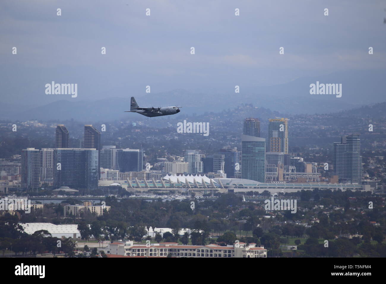 Ein 53 Wetter Reconnaissance Squadron WC-130J Flugzeuge, die aus der Naval Air Station North Island, San Diego, Kalifornien für eine 8,5 stündige Mission für eine der Missionen in eine stimmungsvolle Fluss Feb 1, 2019. Die atmosphärischen Flüsse Forschung Missionen sind im Winter zu Wetterdaten forNational Zentrum für Umweltschutz, die das Global Forecast System Modelle und Scripps Institut für Meereskunde läuft bieten geflogen. (U.S. Luftwaffe mit freundlicher Genehmigung Foto.) Stockfoto