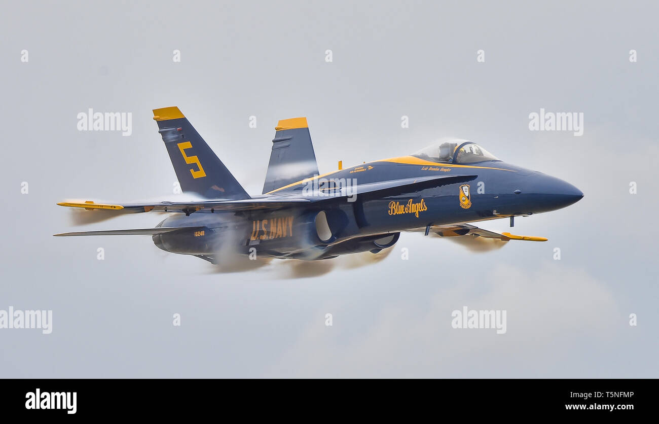 190424-N-UK 306-1043 Pensacola, Fla (24. April 2019) Lead solo Pilot Lt.Cmdr. Brandon Hempler, zu der US-Navy Flight Demonstration Squadron, die Blue Angels zugewiesen, führt die "Sneak Pass"-Manöver während einer Praxis Demonstration am Naval Air Station (NAS) Pensacola. Das Team wird voraussichtlich 61 Flugvorführungen an 32 Standorten im Land der Stolz und die Professionalität der US Navy und Marine Corps zur Schau zu stellen, die amerikanische Öffentlichkeit auf die im Jahr 2019 durchzuführen. (U.S. Marine Foto von Mass Communication Specialist 2. Klasse Timothy Schumaker/Freigegeben) Stockfoto