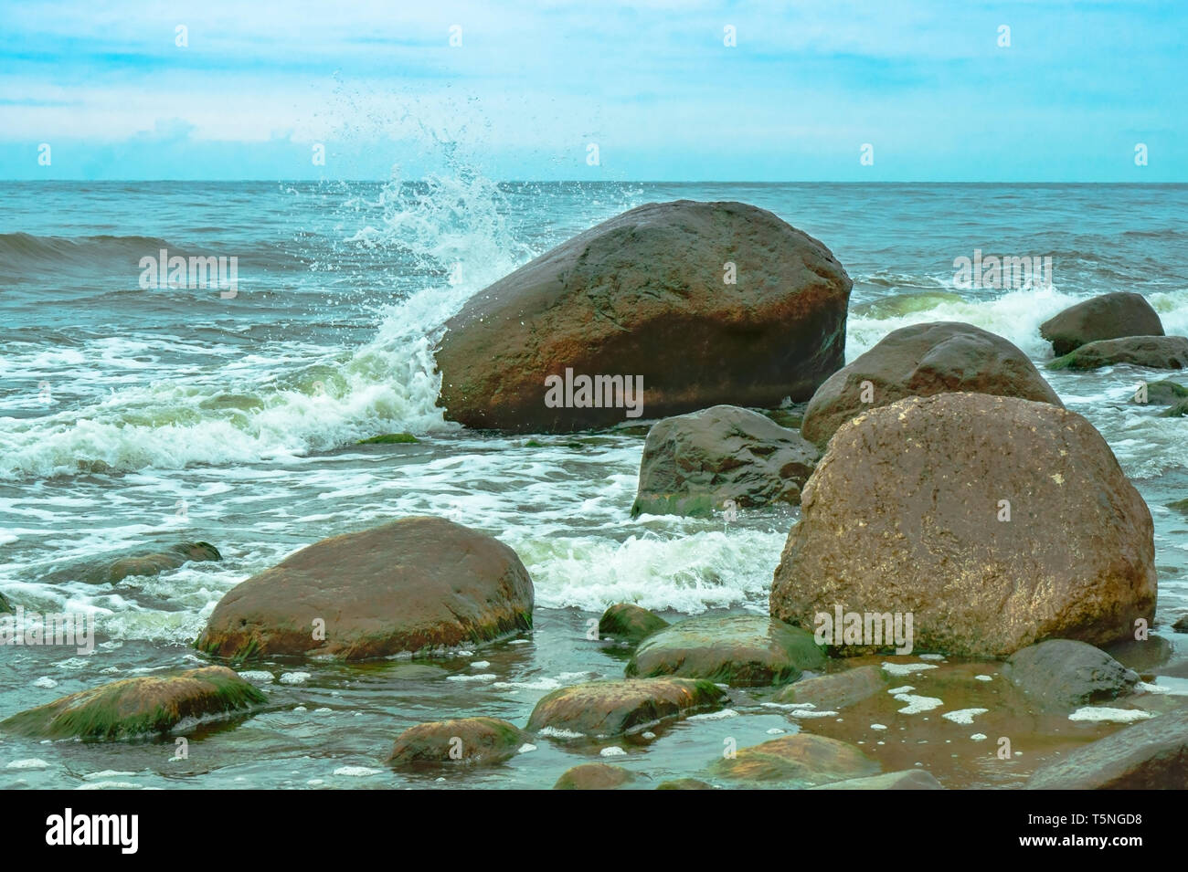 Felsige Küste, die Welle Schläge gegen die Steine Stockfoto