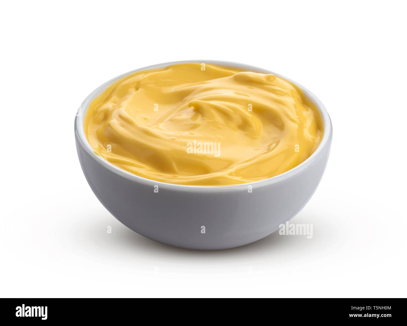 Mayonnaise isoliert auf weißem Hintergrund mit Freistellungspfad, gelben Käse Sauce in der Schüssel Stockfoto