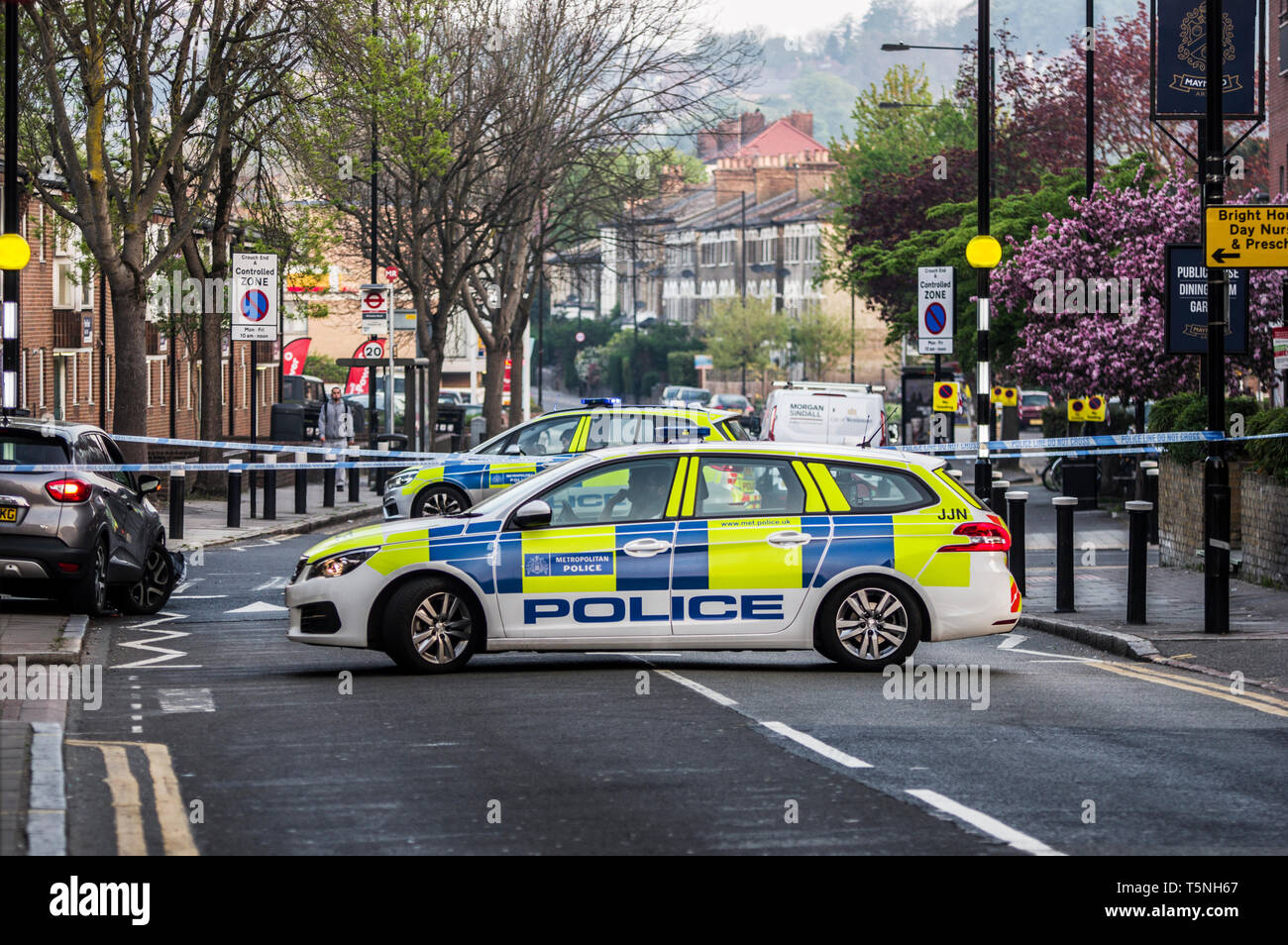 Autounfall mit zwei Polizeiautos und die Szene mit der Polizei abgesperrt Tape an der Park Road in Crouch End London Großbritannien Stockfoto