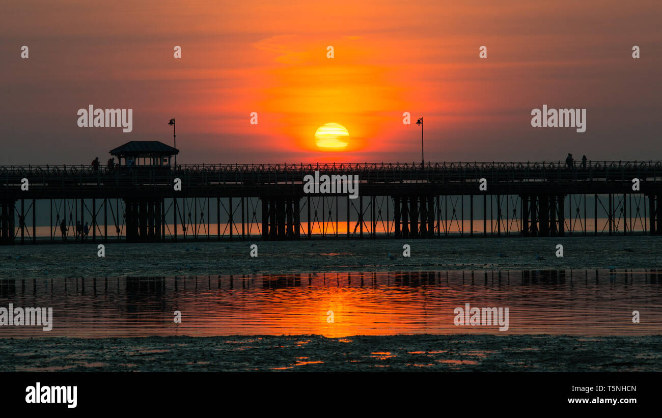 Frühjahr Sonnenuntergang hinter Ryde Pier, Isle of Wight Stockfoto