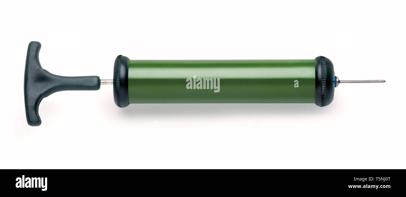 Farbe Grün Hand Luft Pumpe vor weißem Hintergrund. Freistellungspfad Stockfoto