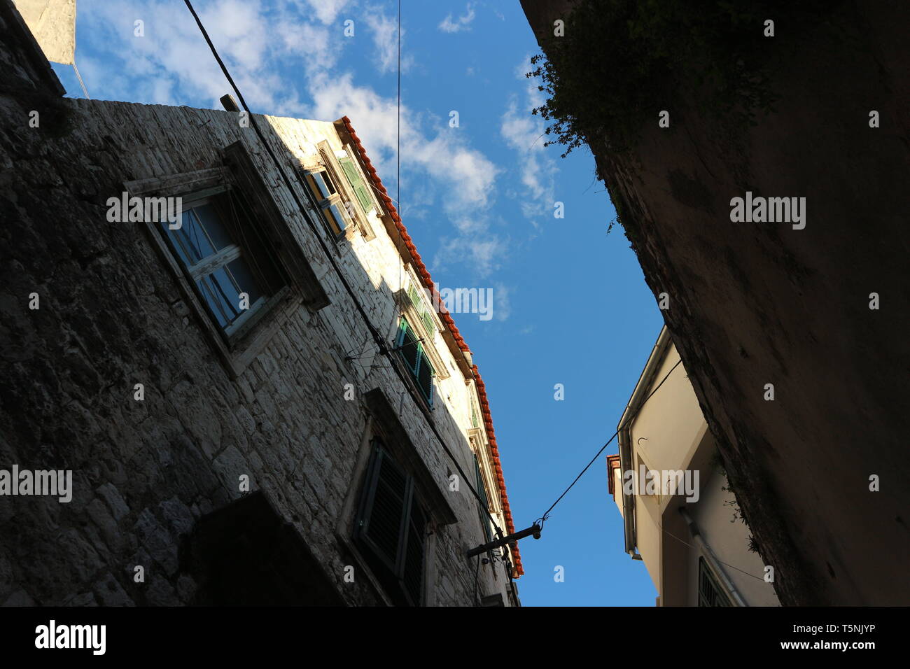 Fassaden in einem südlichen europäischen Stil (Kroatisch). Sie sind in einem niedrigen Winkel und in den Himmel fotografiert. Stockfoto