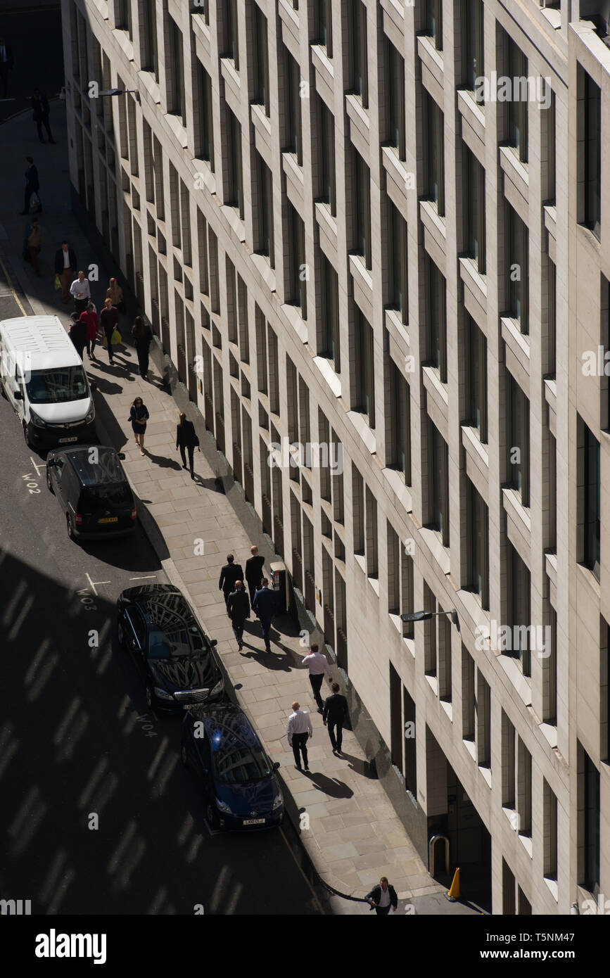 Einen erhöhten Blick auf einer belebten Straße in der City von London, Großbritannien. Stockfoto