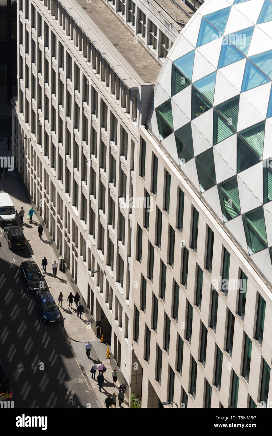 Einen erhöhten Blick auf einer belebten Straße in der City von London, Großbritannien. Stockfoto