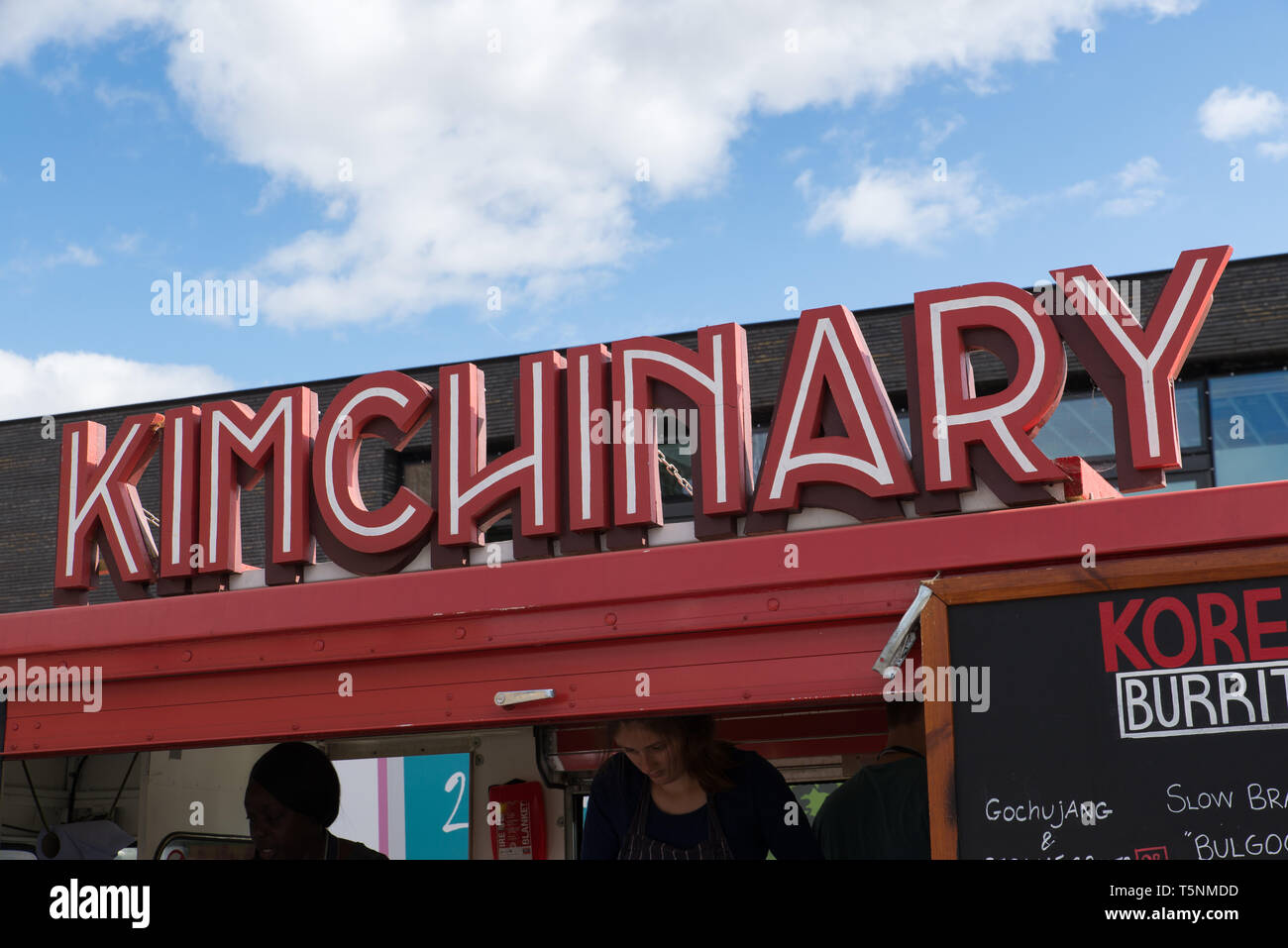 Street Food Markt durch Eindämmung der Getreidespeicher Quadrats, vor St Martin's King's Cross, London, Großbritannien. Stockfoto