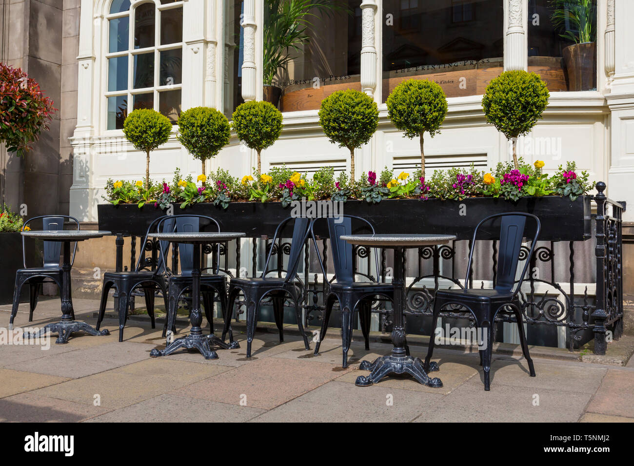Tische und Stühle auf dem Bürgersteig außerhalb der Druckmaschine Bar und Küche auf der George Street im Stadtzentrum von Edinburgh, Schottland, Großbritannien Stockfoto