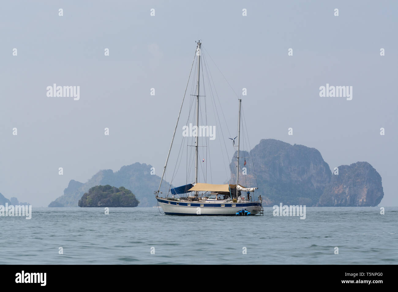 Long tail Boot am Klong Muang Beach in der Provinz Krabi, Thailand günstig. Stockfoto