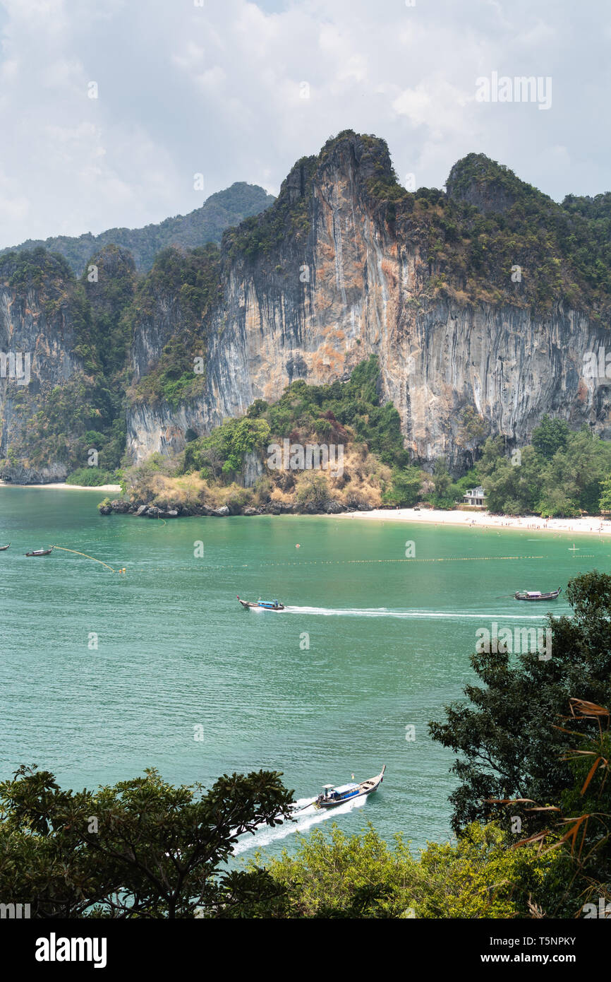 Panoramablick über Railey Beach Harbour in der Provinz Krabi, Thailand. Vertikale Ausrichtung. Stockfoto