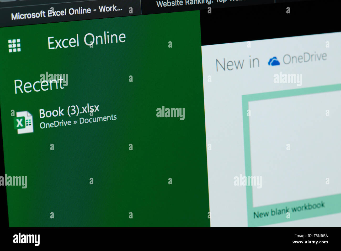 New York, USA - 22. April 2019: Microsoft Excel Menü online auf Laptop Nahaufnahme der Anzeige Stockfoto