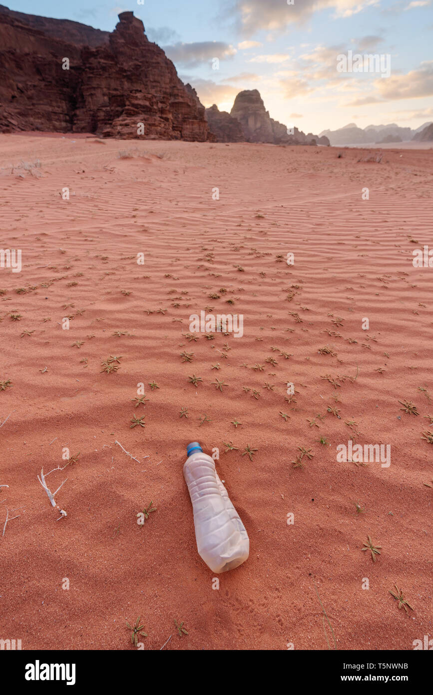Kunststoffabfälle Flasche auf Sand in der Wüste. Umweltproblem, Kunststoffabfälle, die Probleme und die globale Erwärmung Stockfoto