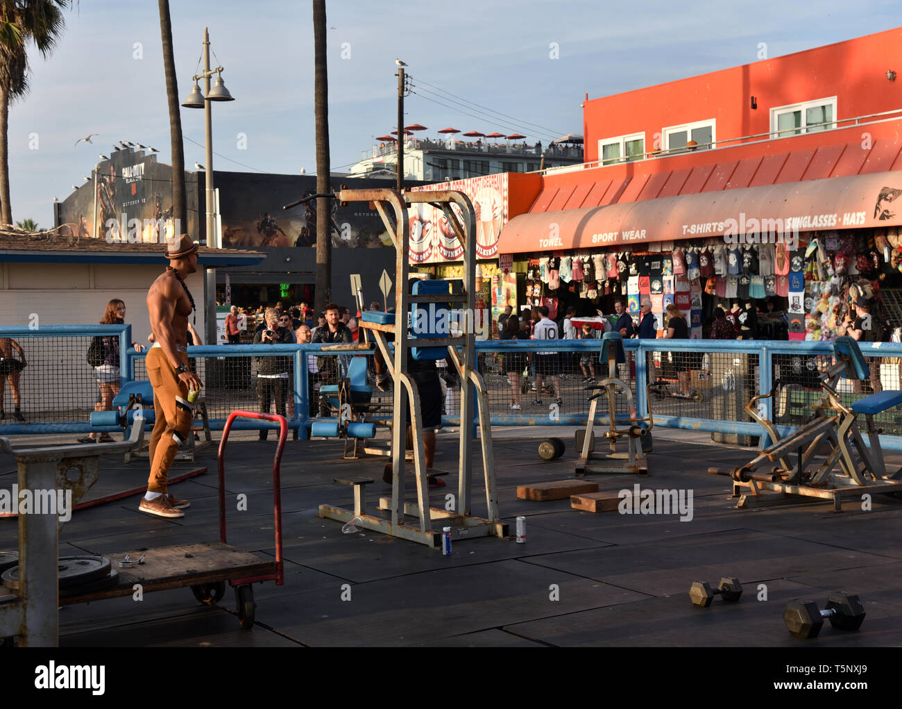 LOS ANGELES, CA/USA - November 17, 2019: Bodybuilder und Touristen am Weltberühmten Muscle Beach in Venedig, Kalifornien Stockfoto