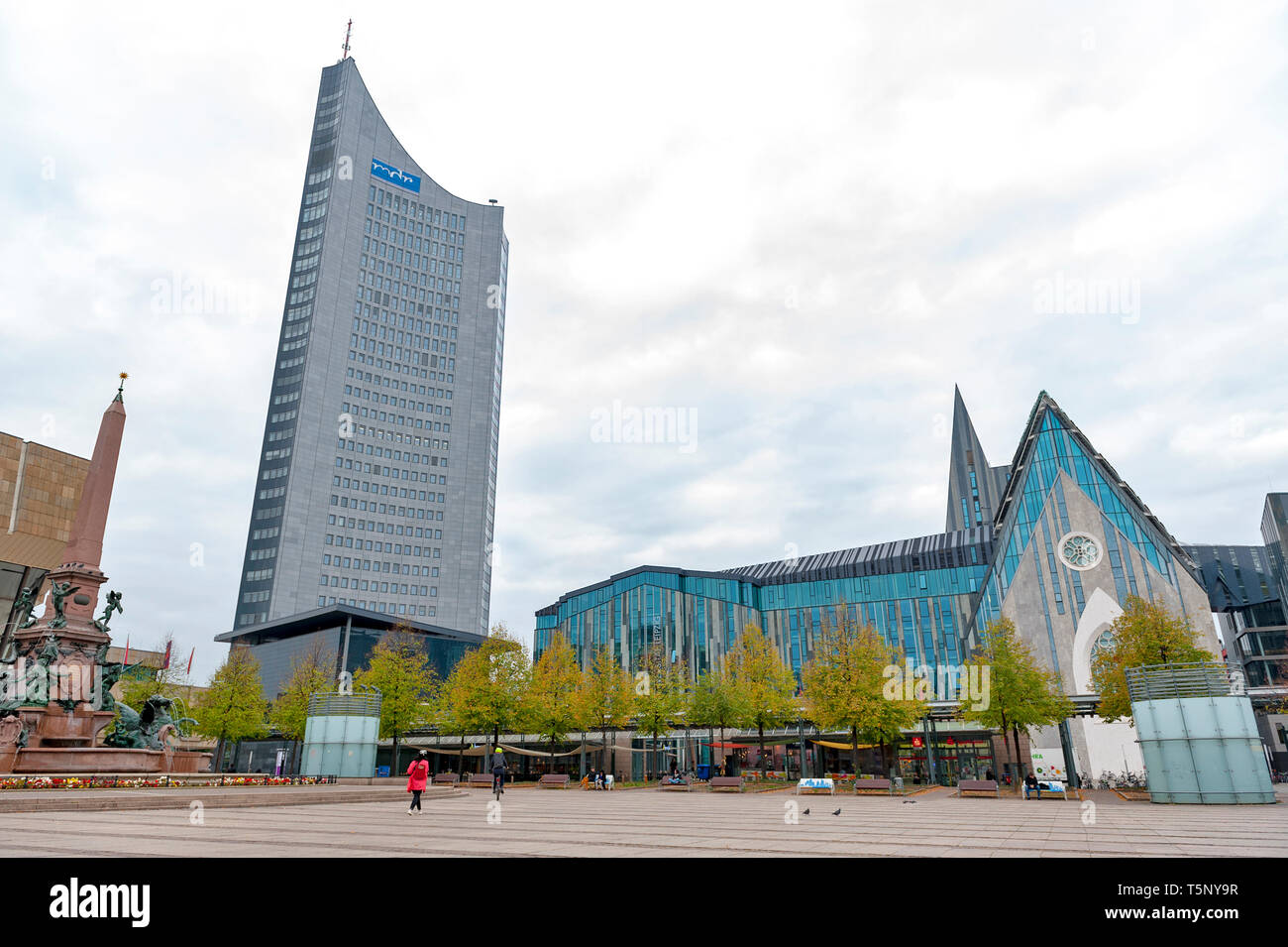 Paulinum, Evangelische Kirche und Augusteum, Hauptgebäude der Universität Leipzig mit City-Hochhaus Leipzig Augustusplatz, Leipzig, Deutschland Stockfoto