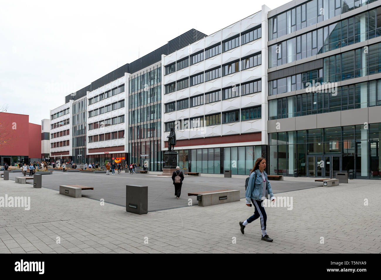Leipzig, Deutschland - Oktober 2018: Hof und Gebäude der Universität Leipzig am Augustusplatz in der Innenstadt von Leipzig, Deutschland Stockfoto