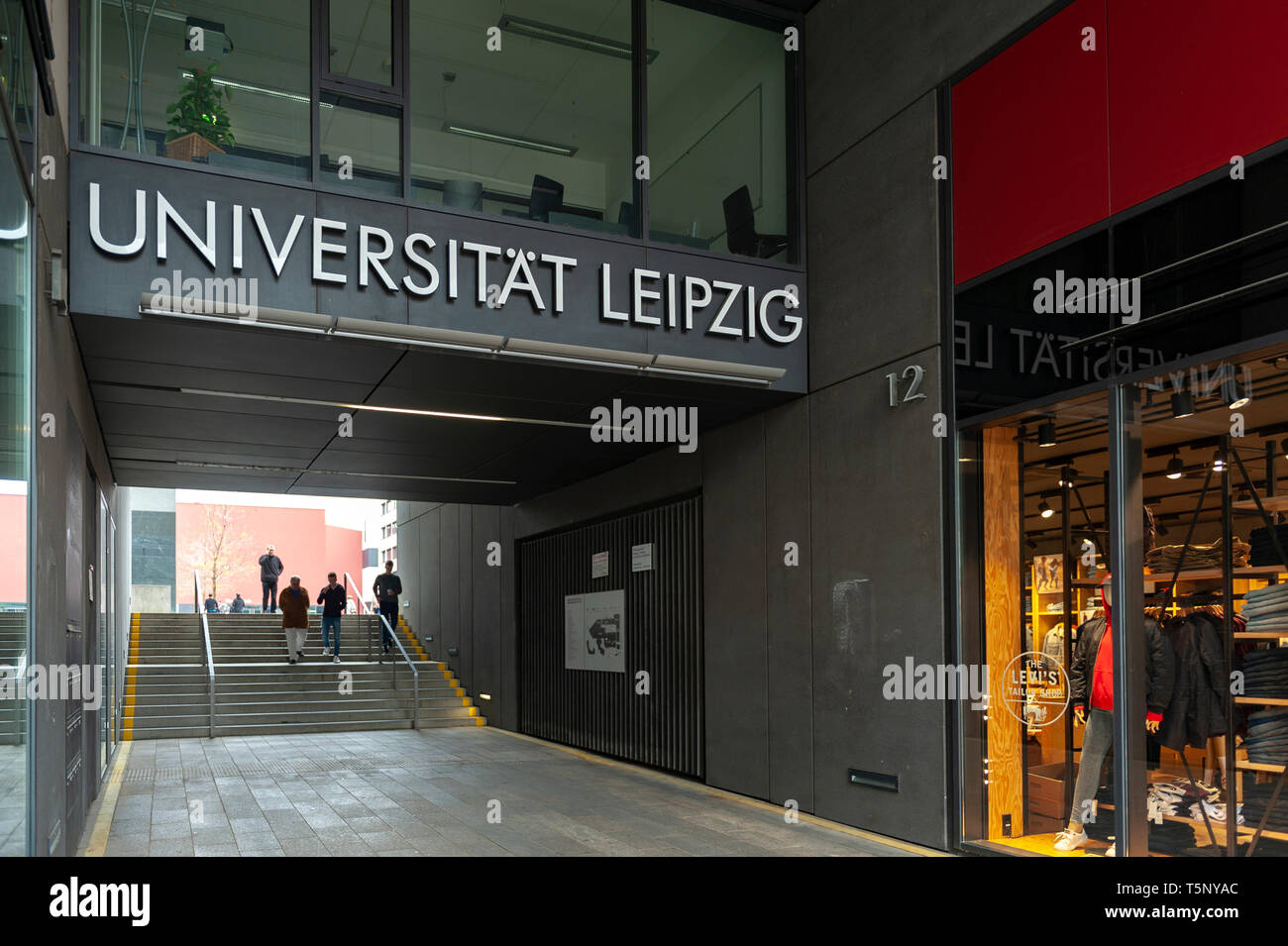 Leipzig, Deutschland - Oktober 2018: Eingang der Universität Leipzig von Grimmaische Straße am Augustusplatz in der Innenstadt von Leipzig, Deutschland zu Compound Stockfoto