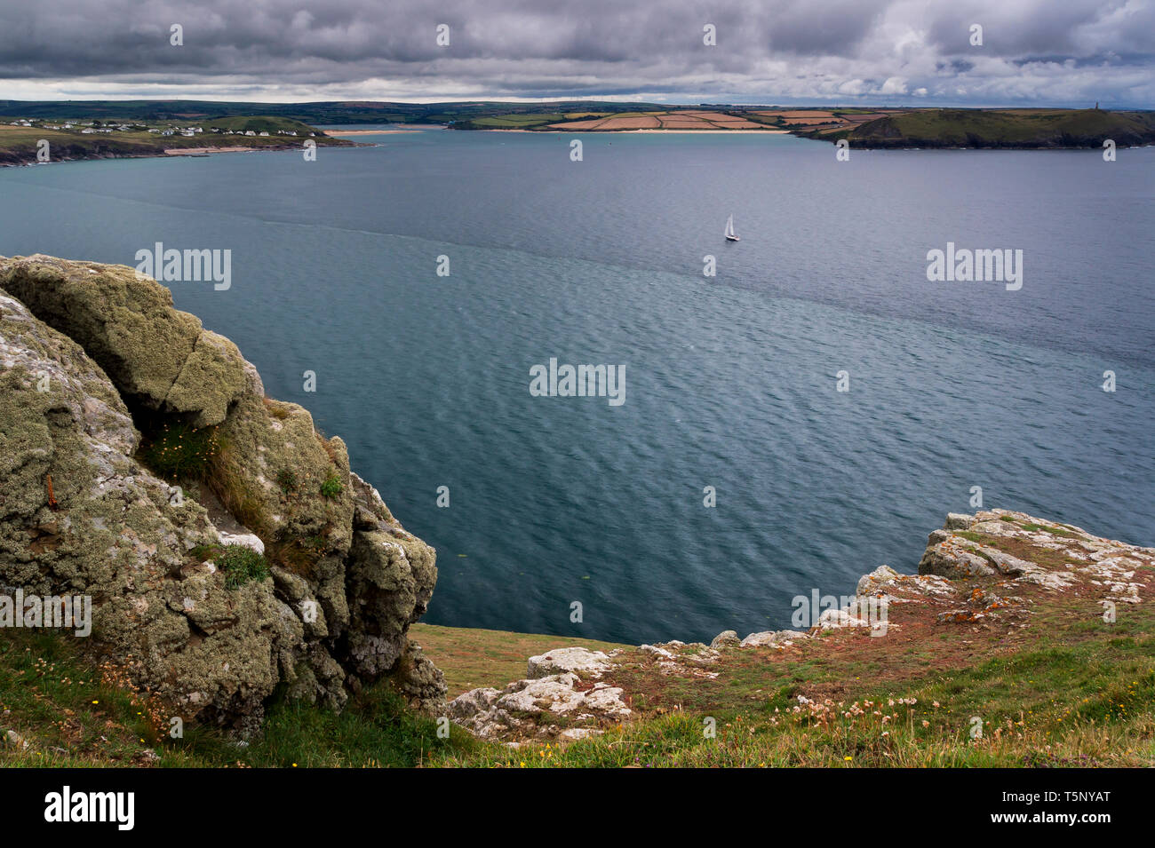 Überschrift für zu Hause. Ein einsamer segeln Handwerk macht für das Heiligtum von Padstow Hafen in der Mündung des Flusses Camel. Cornwall, UK. 2017 Stockfoto