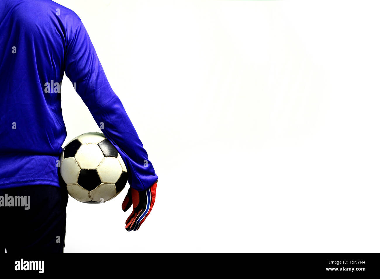 Fußball-Torwart stehend Holding Fußball auf weißem Hintergrund Stockfoto