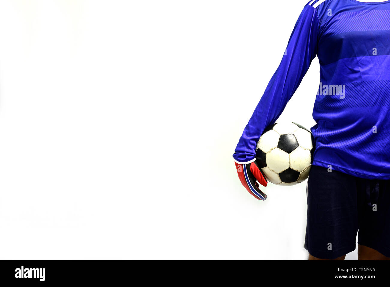 Fußball-Torwart stehend Holding Fußball auf weißem Hintergrund Stockfoto