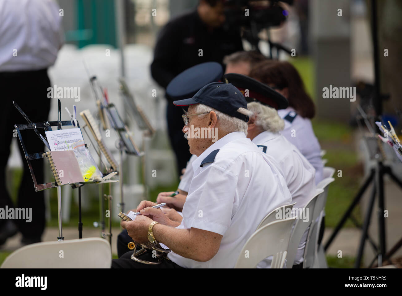 Heilsarmee Brass Band Vorbereitung für ihre Leistung an der Anzac Day street März Stockfoto