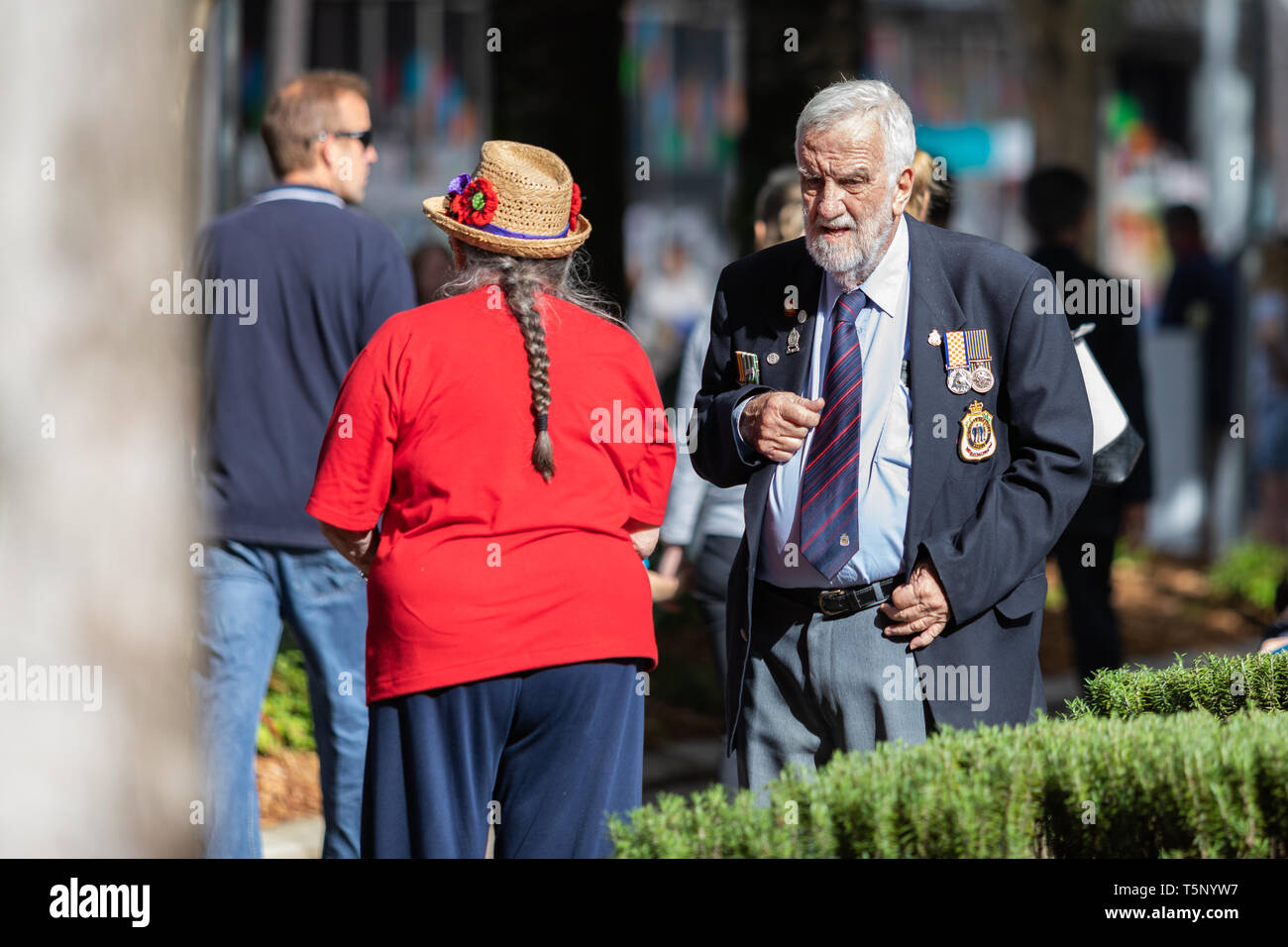 Eine zurückgegebene Soldaten in einem schönen Anzug stolz seine Medaillen während seiner Zeit in der verdient angezeigte gekleidet. Sein Gesicht zeigen, Alter und Belastung Stockfoto