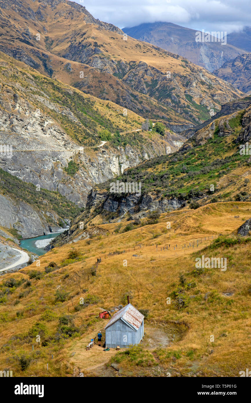 Blaue Jacke Hut, sitzen auf den Hängen oberhalb von Skippers Canyon Stockfoto