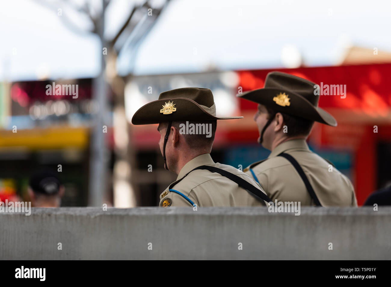 Zwei junge Soldaten gerne zu Fuß zu Ihrem Treffpunkt für die Veranstaltung in voller Uniform mit ihren Hüten und Gewehren gekleidet Stockfoto