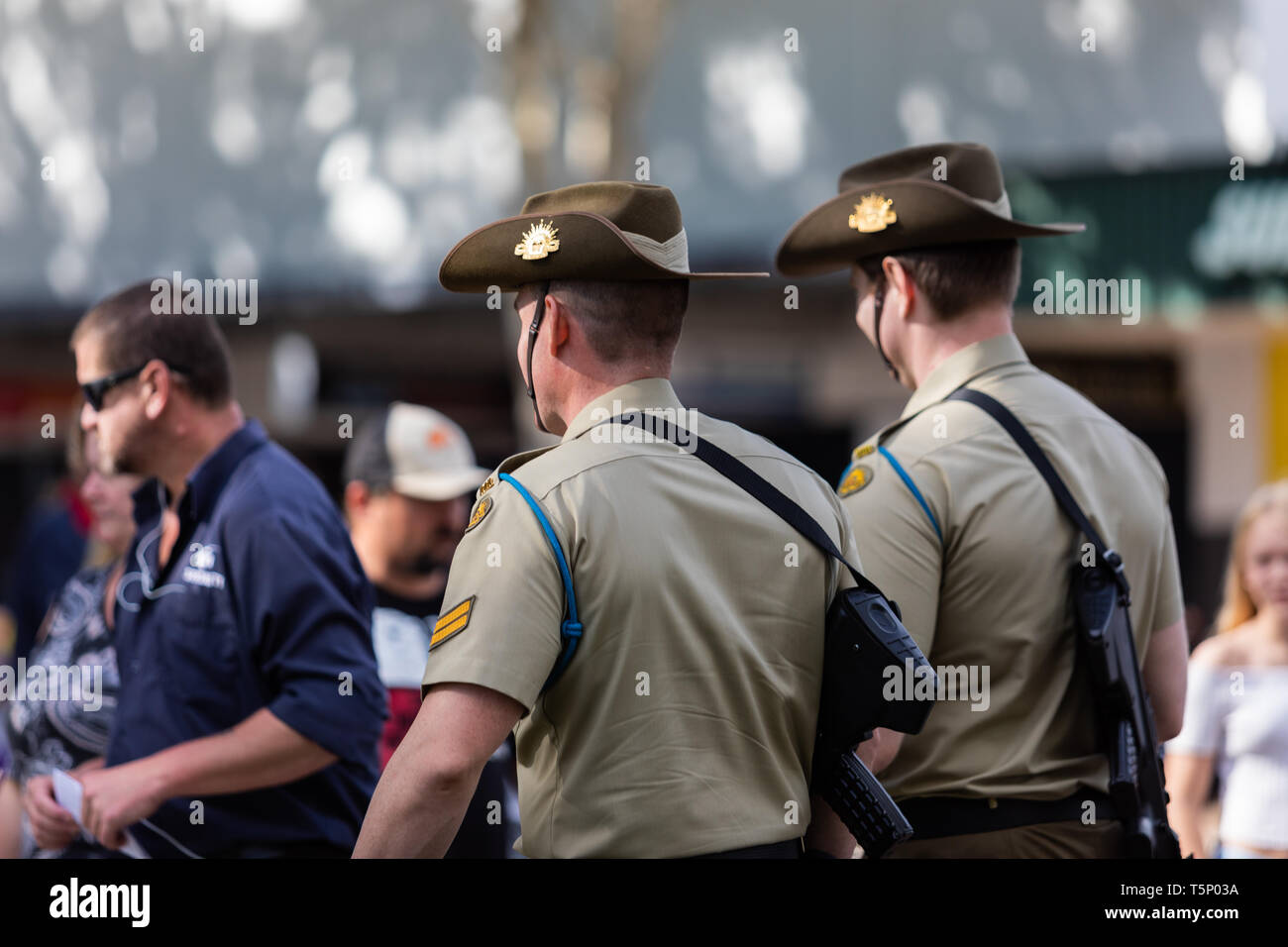Zwei junge Soldaten gerne zu Fuß zu Ihrem Treffpunkt für die Veranstaltung in voller Uniform mit ihren Hüten und Gewehren gekleidet Stockfoto