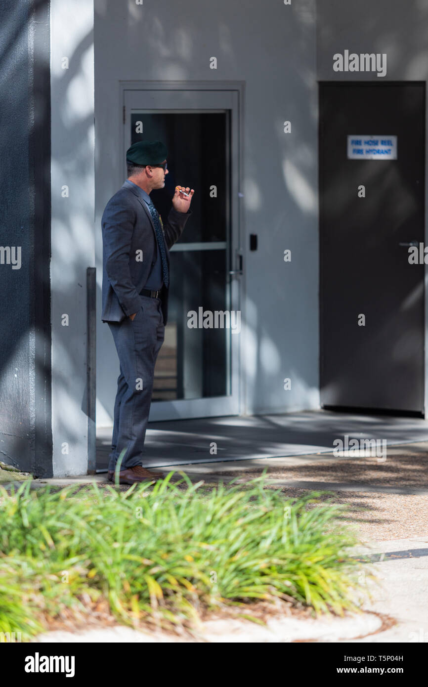 Eine jüngere wieder Soldaten in eine Zigarette hingeben vor der Teilnahme an der Straße März Stockfoto