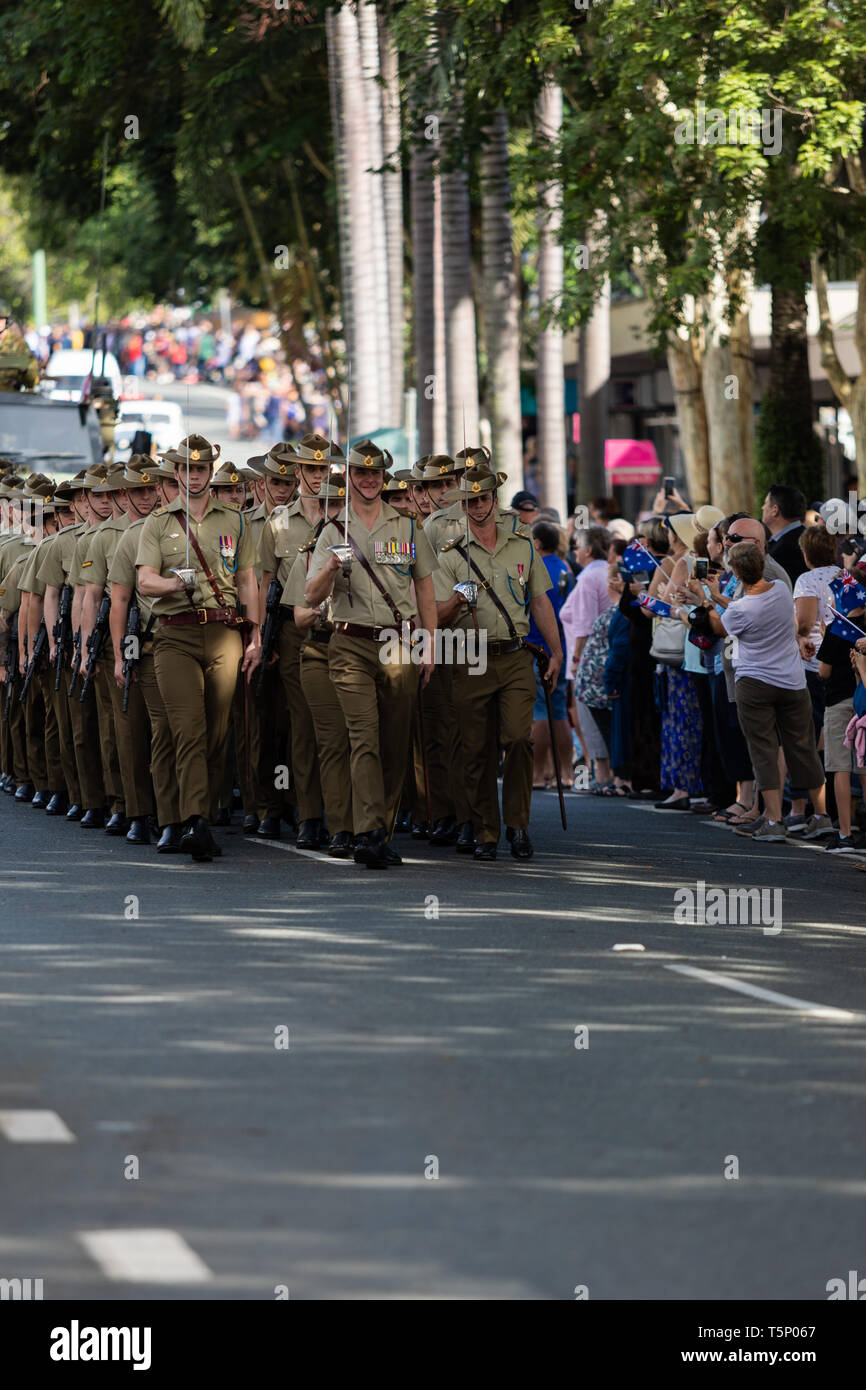 Australische Armee Kadetten gekleidet in vollständigen formalen einheitliche, gemeinsam stolz marschieren an der Anzac Day Street Parade zum Gedenken an die Gefallenen Stockfoto