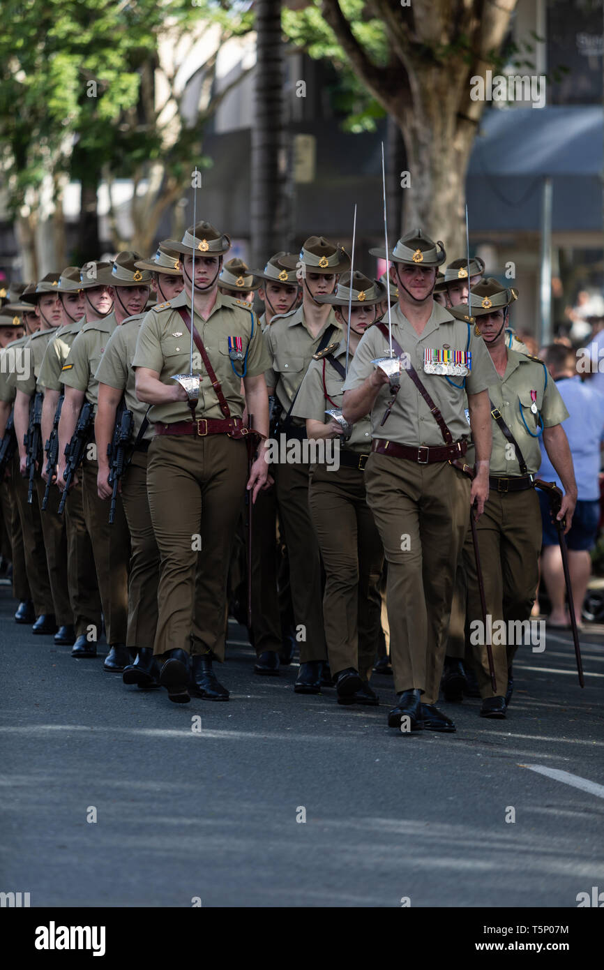 Australische Armee Kadetten gekleidet in vollständigen formalen einheitliche, gemeinsam stolz marschieren an der Anzac Day Street Parade zum Gedenken an die Gefallenen Stockfoto