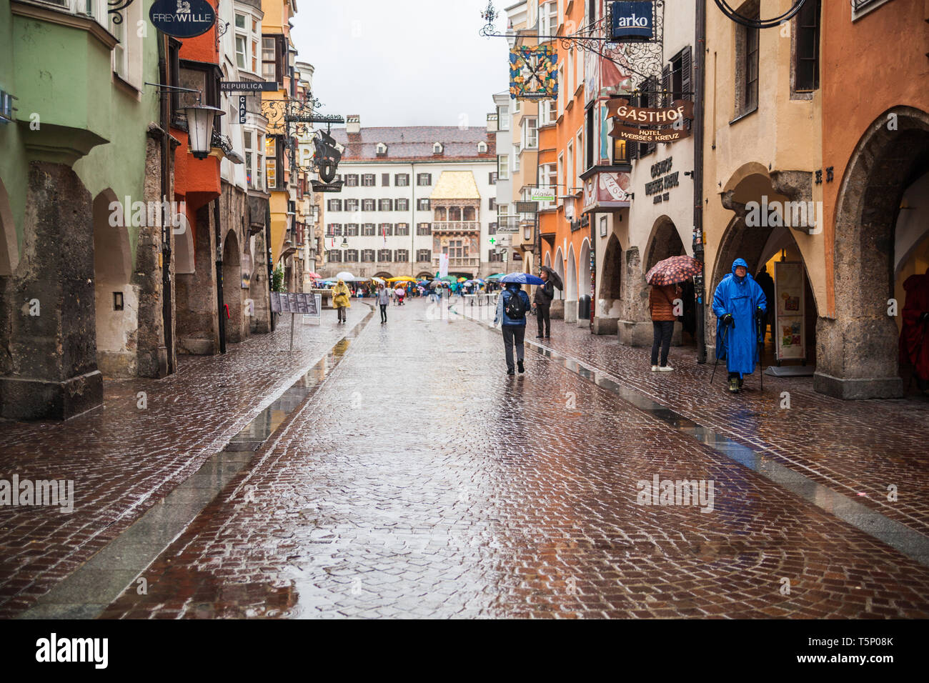 Innsbruck, Österreich - 27. Oktober 2018: die berühmte Straße namens Herzog-Friedrich-Straße an einem regnerischen Tag Stockfoto