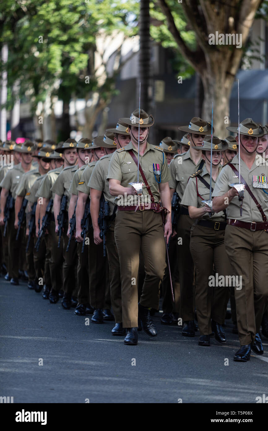 Australische Armee Kadetten gekleidet in vollständigen formalen einheitliche, gemeinsam stolz marschieren an der Anzac Day Street Parade zum Gedenken an die Gefallenen Stockfoto