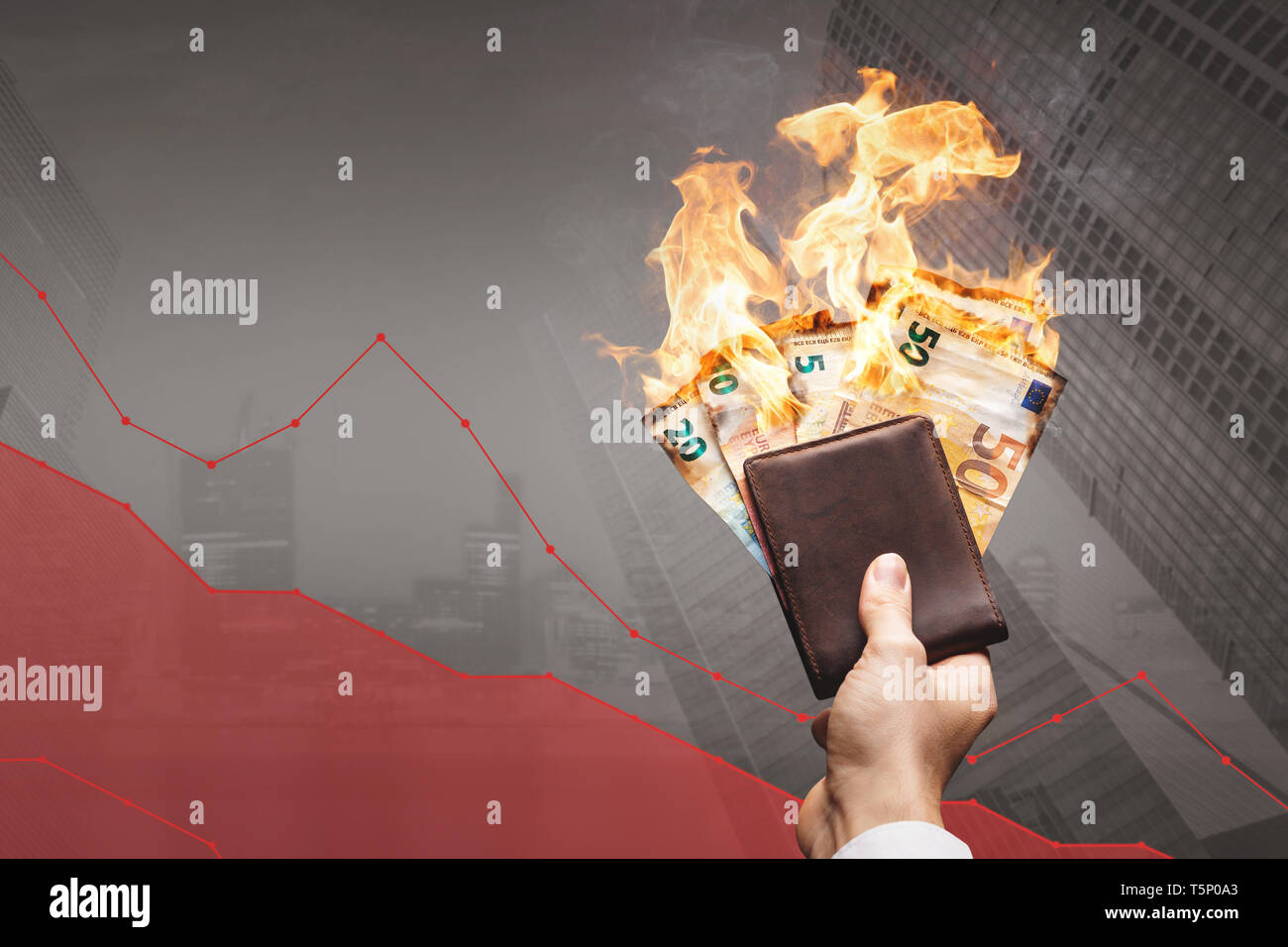 Verlieren geld Konzept - brennende Euro-scheine vor einem sinkenden Graph Stockfoto