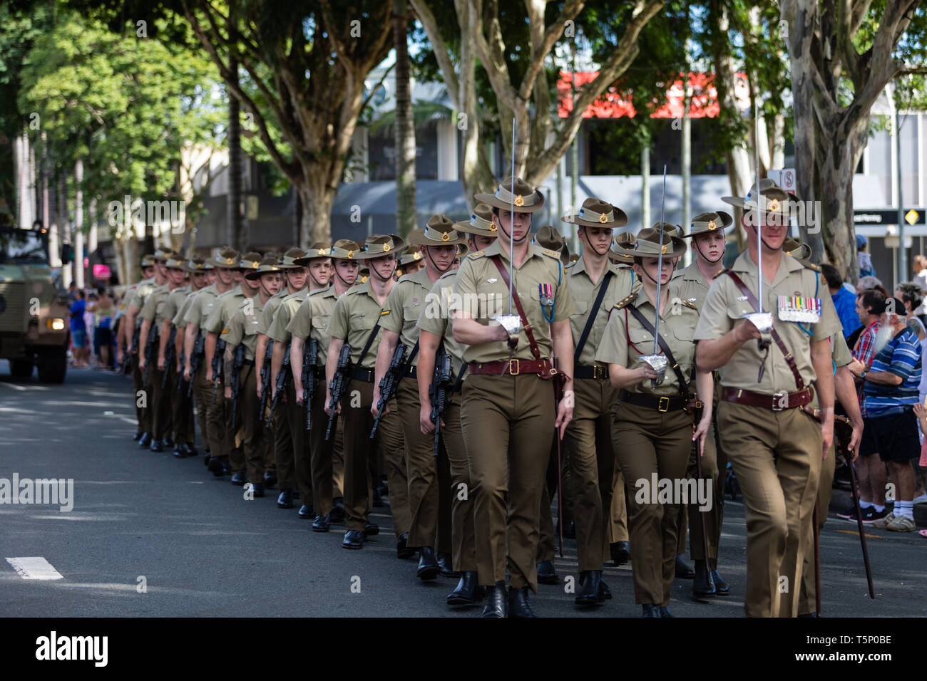 Australische Armee Kadetten gekleidet in vollständigen formalen einheitliche, gemeinsam stolz marschieren an der Anzac Day Street Parade zum Gedenken an die Gefallenen Stockfoto