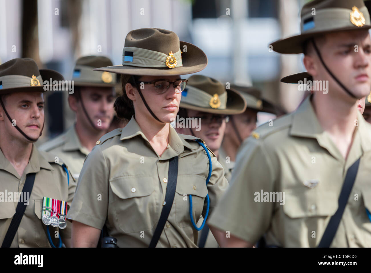 Australische Armee Kadetten gekleidet in vollständigen formalen einheitliche, gemeinsam stolz marschieren an der Anzac Day Street Parade zum Gedenken an die Gefallenen Stockfoto