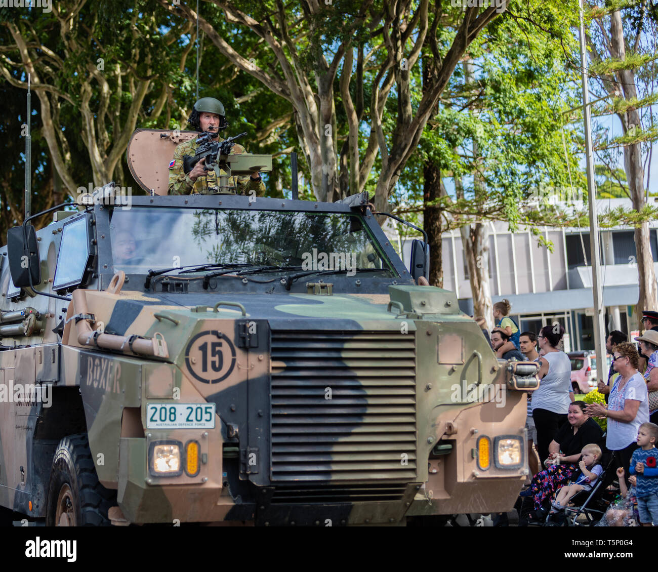 Eine stern konfrontiert, Offizier in der Armee Manning der Waffe auf die Luke seiner Armee Fahrzeug während der ANZAC Day street März Stockfoto