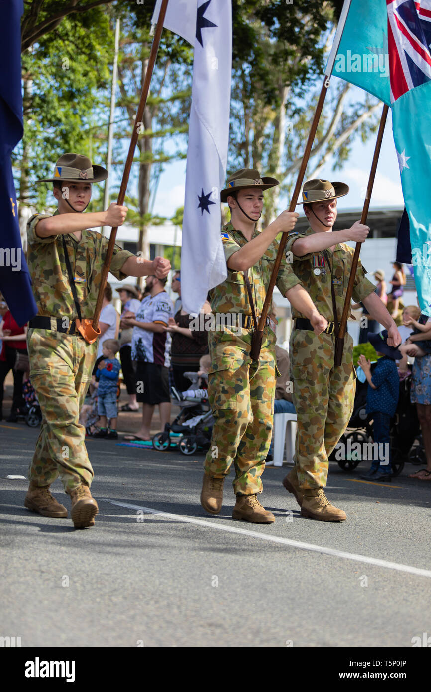 Australische Armee behält sich Stolz marschieren und Lager Flaggen während der ANZAC Day street parade Stockfoto